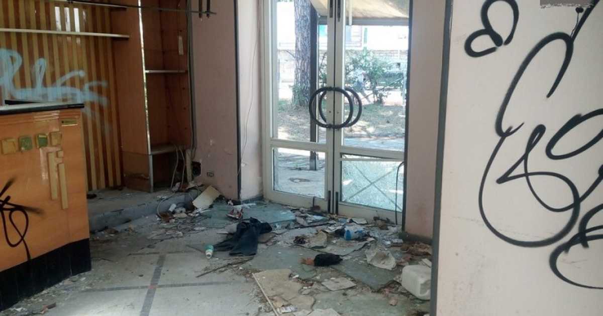 Riapre il bar di Parco 2 Giugno: in tre anni ridotto a rudere alla merc� dei vandali